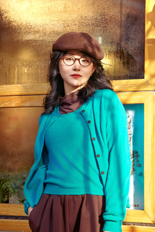 冬日午后在城市户外享受阳光的亚洲美女图片