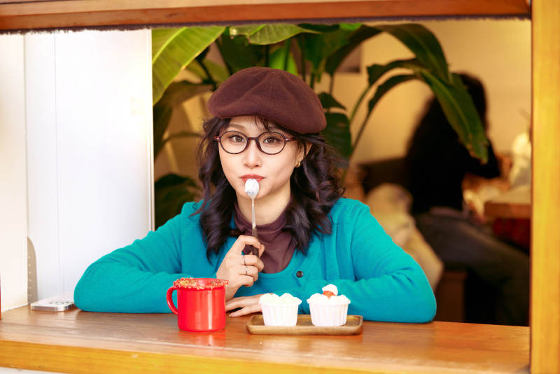 冬日午后坐在咖啡店吃蛋糕喝咖啡的亚洲美女图片