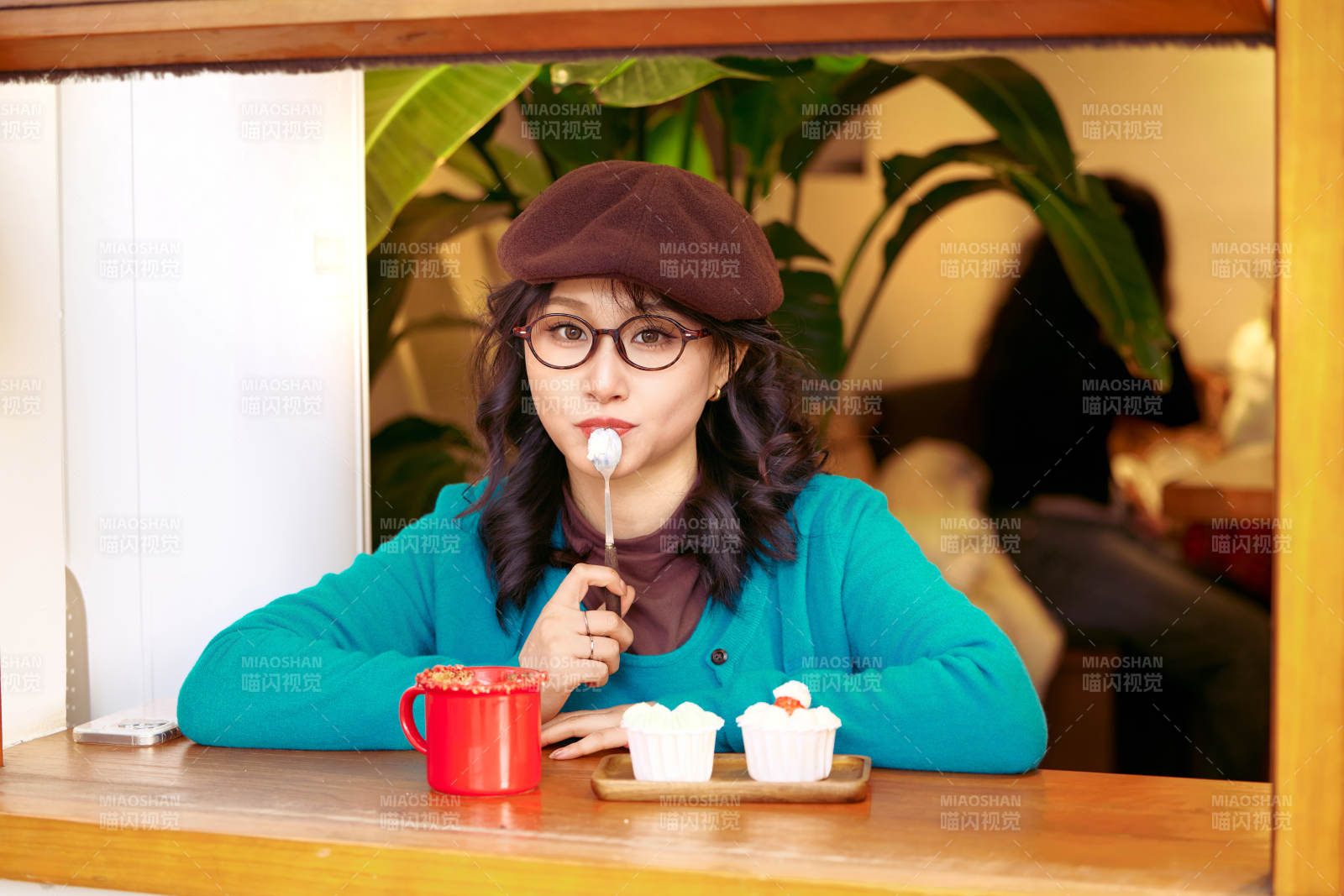 冬日午后坐在咖啡店吃蛋糕喝咖啡的亚洲美女图片