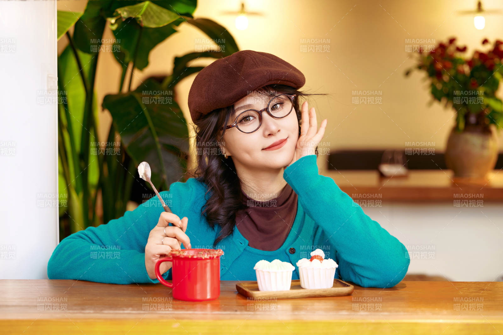 冬日午后坐在咖啡店吃蛋糕喝咖啡的亚洲美女图片