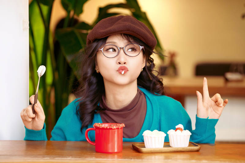 冬日午后坐在咖啡店吃蛋糕喝咖啡的亚洲美女图片