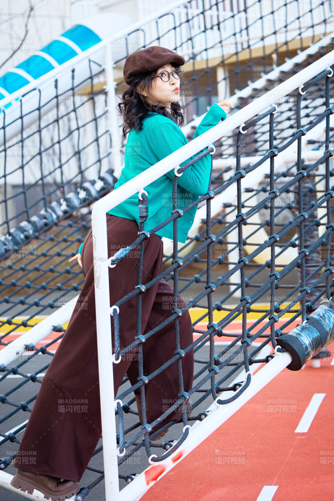 初冬季节在户外拍照的亚洲美女图片