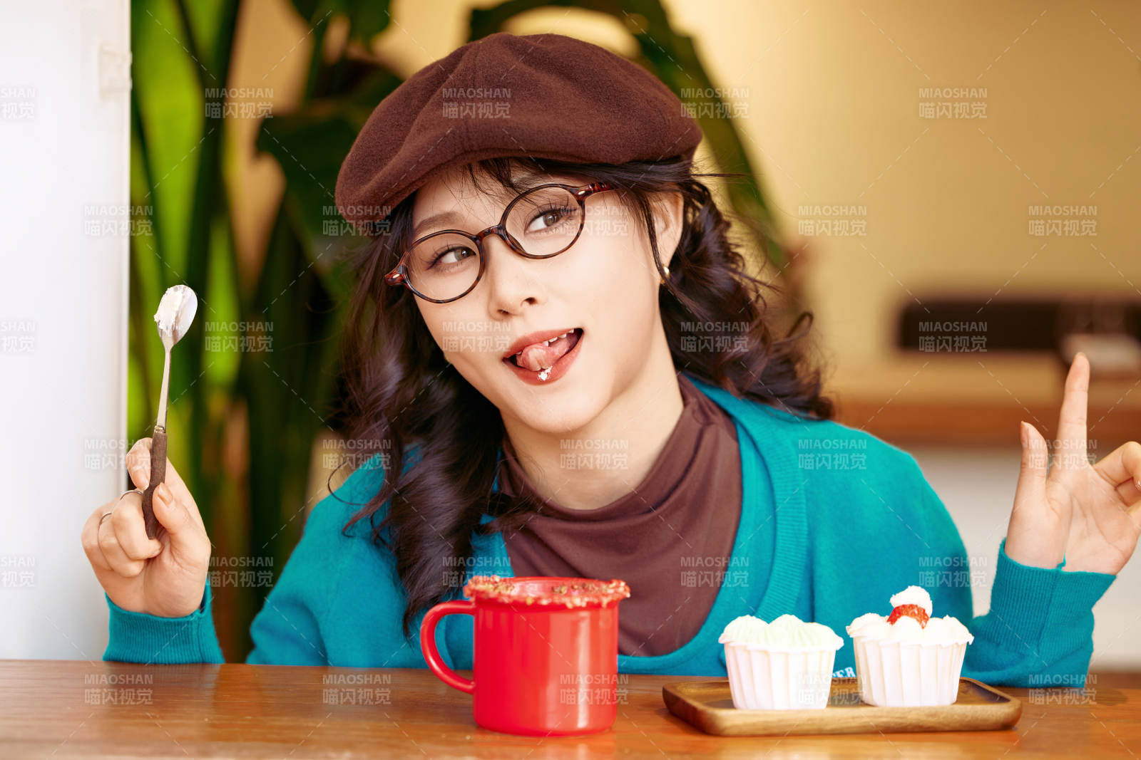 冬日午后坐在咖啡店吃蛋糕喝咖啡的亚洲美女图片