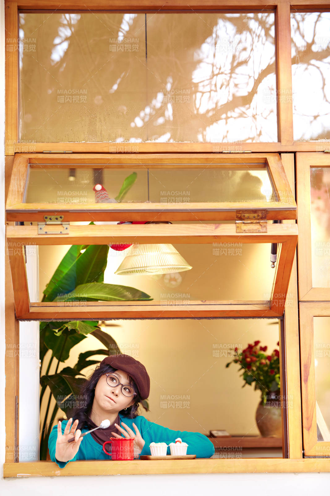 冬日午后坐在咖啡店吃蛋糕喝咖啡的亚洲美女图片