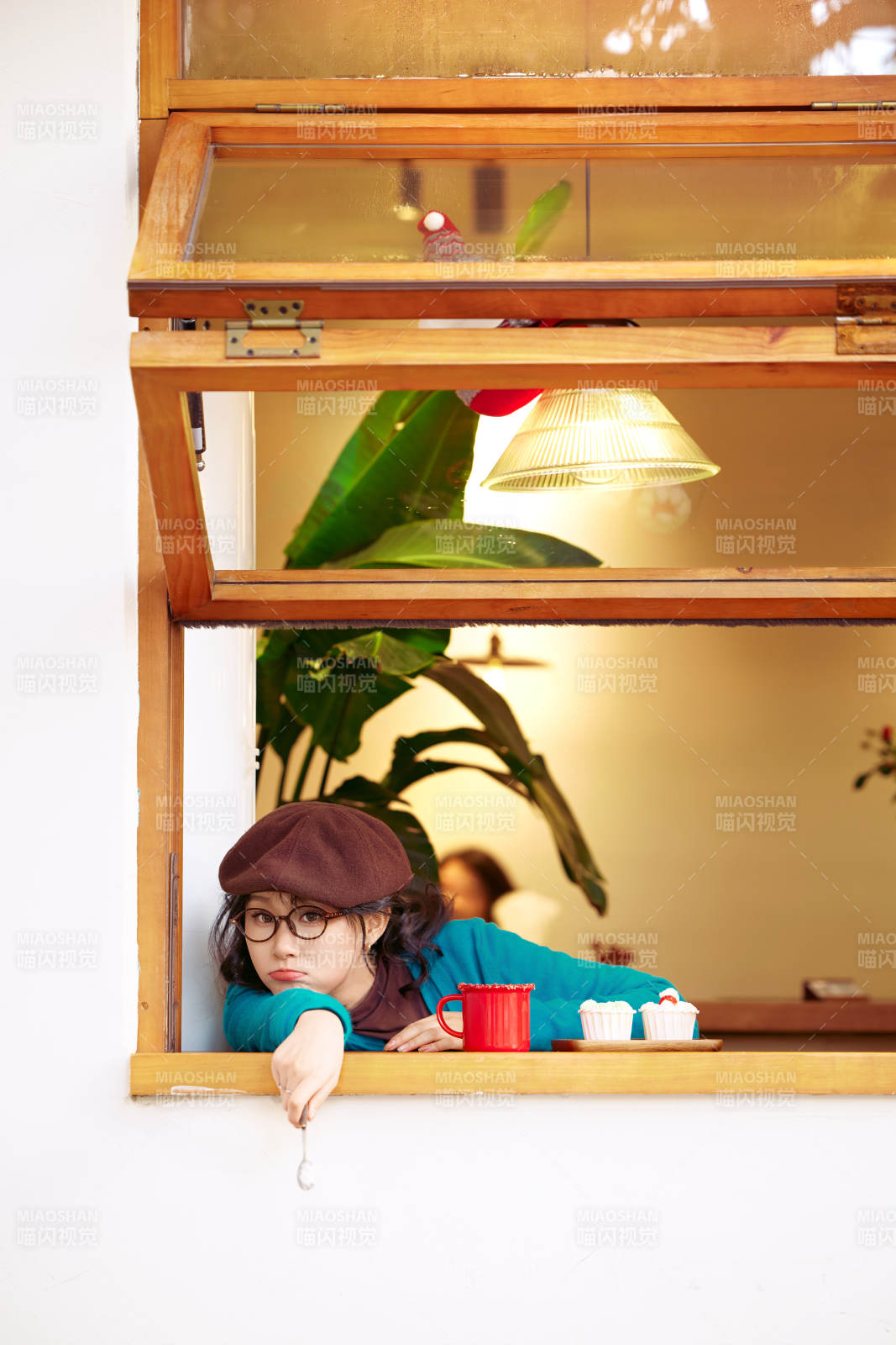 冬日午后坐在咖啡店吃蛋糕喝咖啡的亚洲美女图片