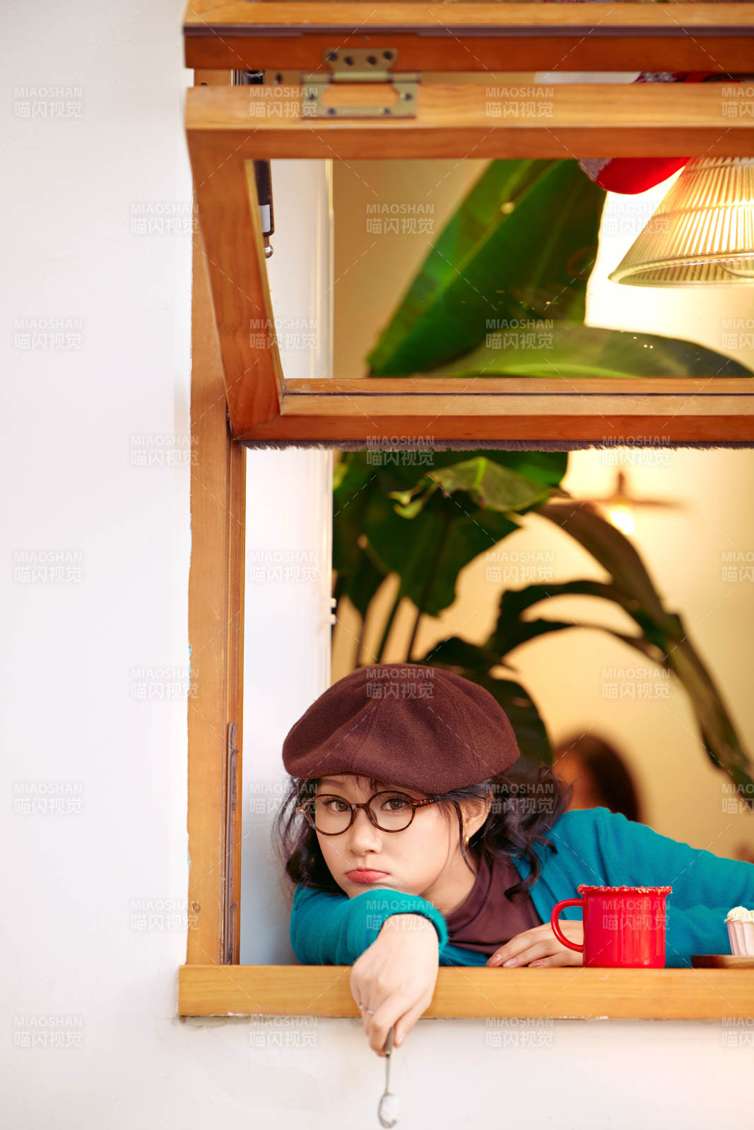 冬日午后坐在咖啡店吃蛋糕喝咖啡的亚洲美女图片