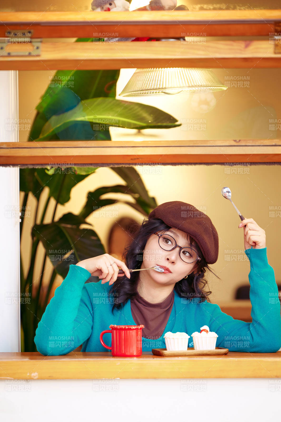 冬日午后坐在咖啡店吃蛋糕喝咖啡的亚洲美女图片