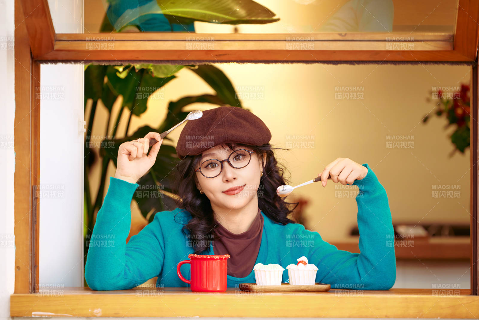 冬日午后坐在咖啡店吃蛋糕喝咖啡的亚洲美女图片