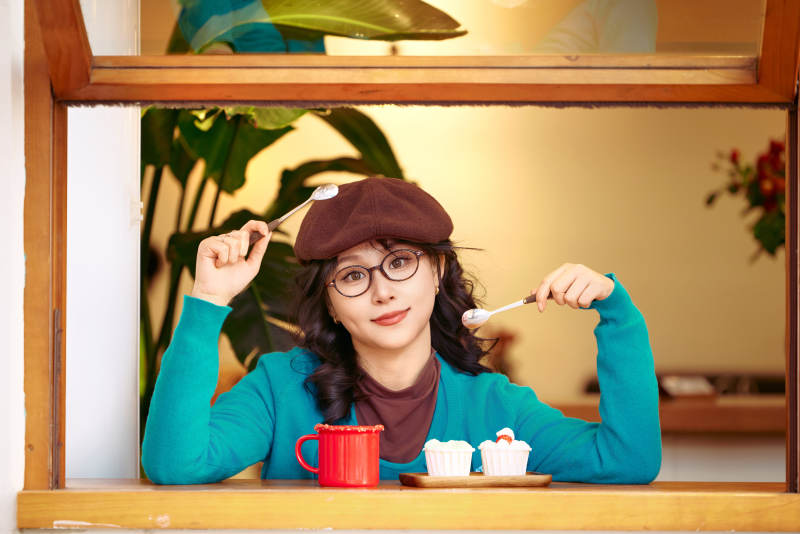 冬日午后坐在咖啡店吃蛋糕喝咖啡的亚洲美女图片