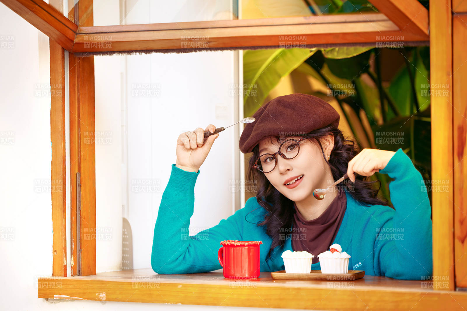 冬日午后坐在咖啡店吃蛋糕喝咖啡的亚洲美女图片