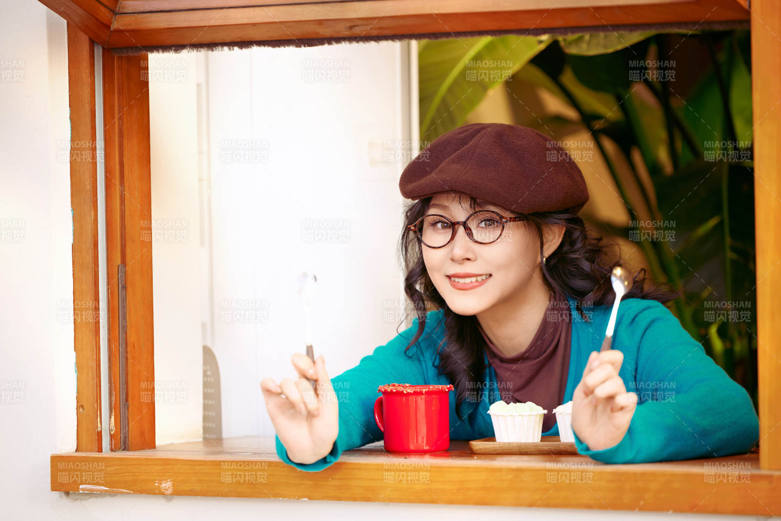 冬日午后坐在咖啡店吃蛋糕喝咖啡的亚洲美女图片