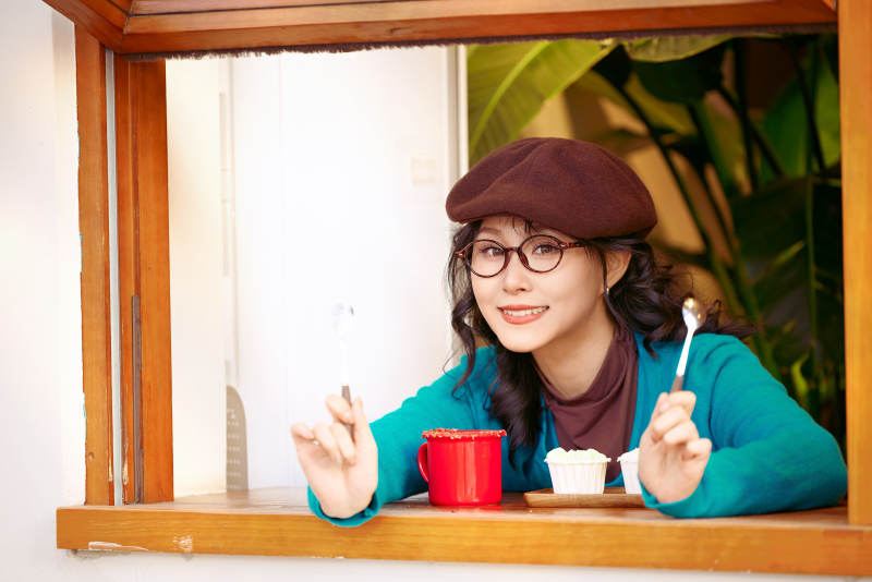 冬日午后坐在咖啡店吃蛋糕喝咖啡的亚洲美女图片