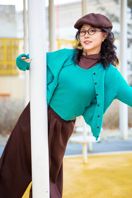 初冬季节在户外拍照的亚洲美女图片