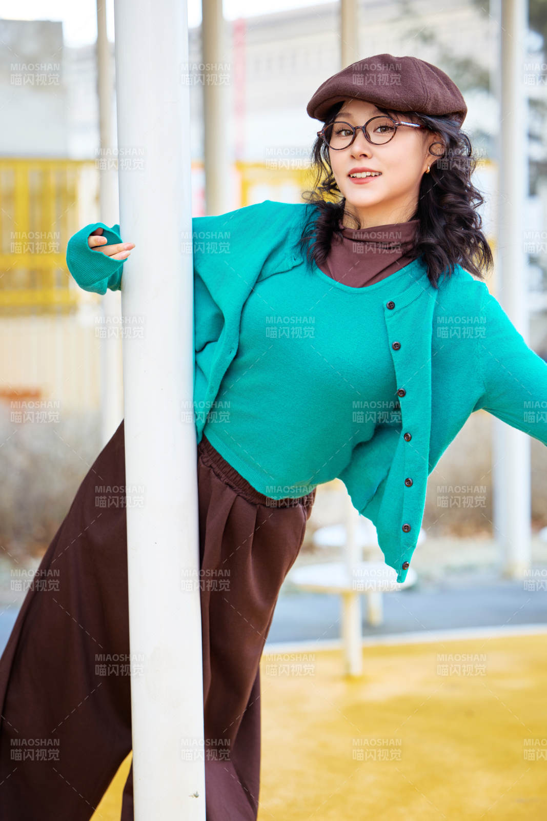 初冬季节在户外拍照的亚洲美女图片