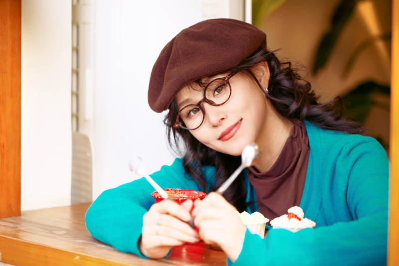 冬日午后坐在咖啡店吃蛋糕喝咖啡的亚洲美女图片