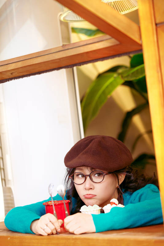 冬日午后坐在咖啡店吃蛋糕喝咖啡的亚洲美女图片