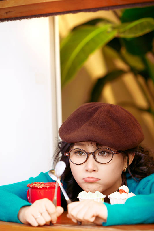 冬日午后坐在咖啡店吃蛋糕喝咖啡的亚洲美女图片