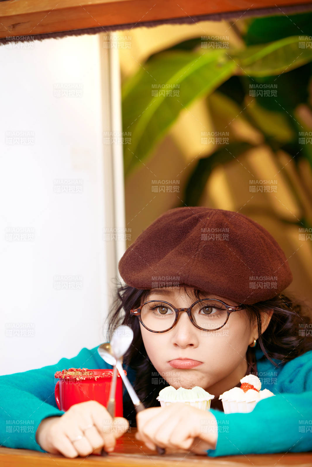 冬日午后坐在咖啡店吃蛋糕喝咖啡的亚洲美女图片