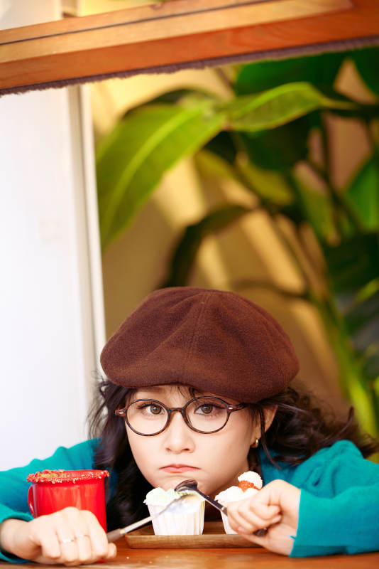 冬日午后坐在咖啡店吃蛋糕喝咖啡的亚洲美女图片