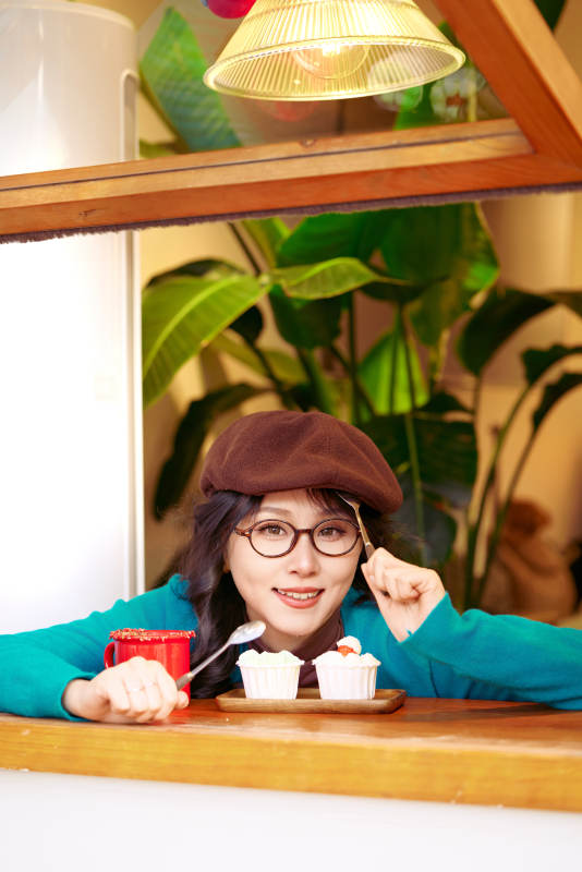 冬日午后坐在咖啡店吃蛋糕喝咖啡的亚洲美女图片