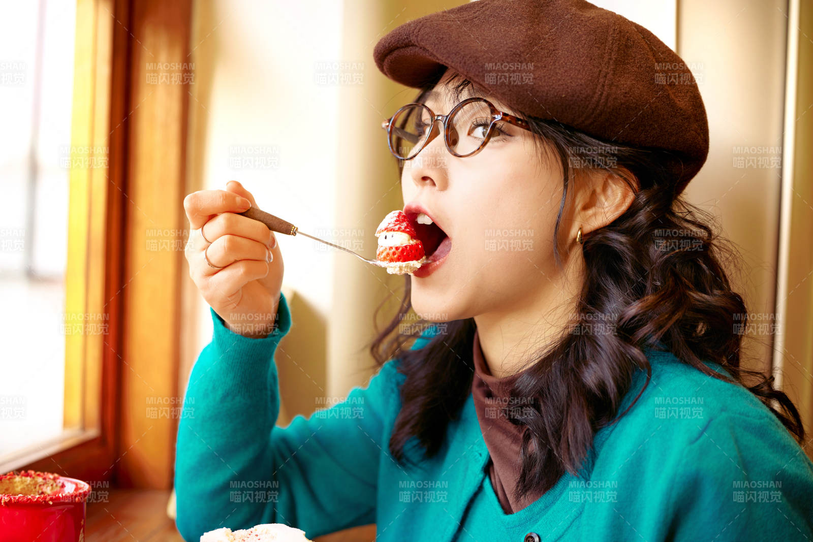 冬日午后坐在咖啡店吃蛋糕喝咖啡的亚洲美女图片