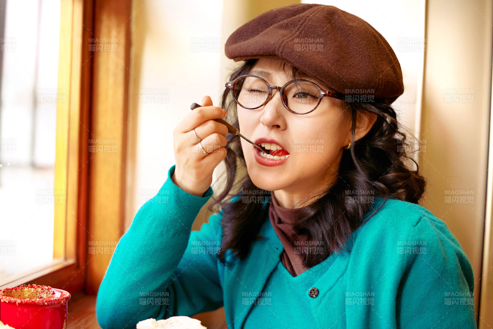 冬日午后坐在咖啡店吃蛋糕喝咖啡的亚洲美女图片