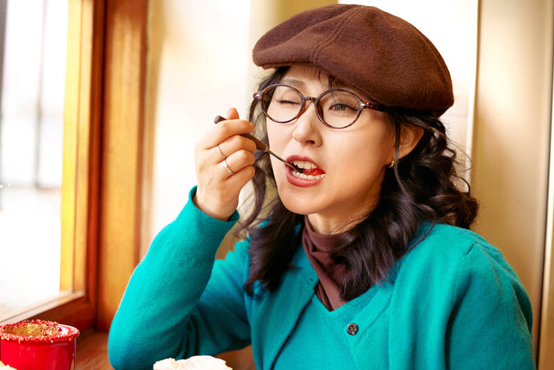 冬日午后坐在咖啡店吃蛋糕喝咖啡的亚洲美女图片