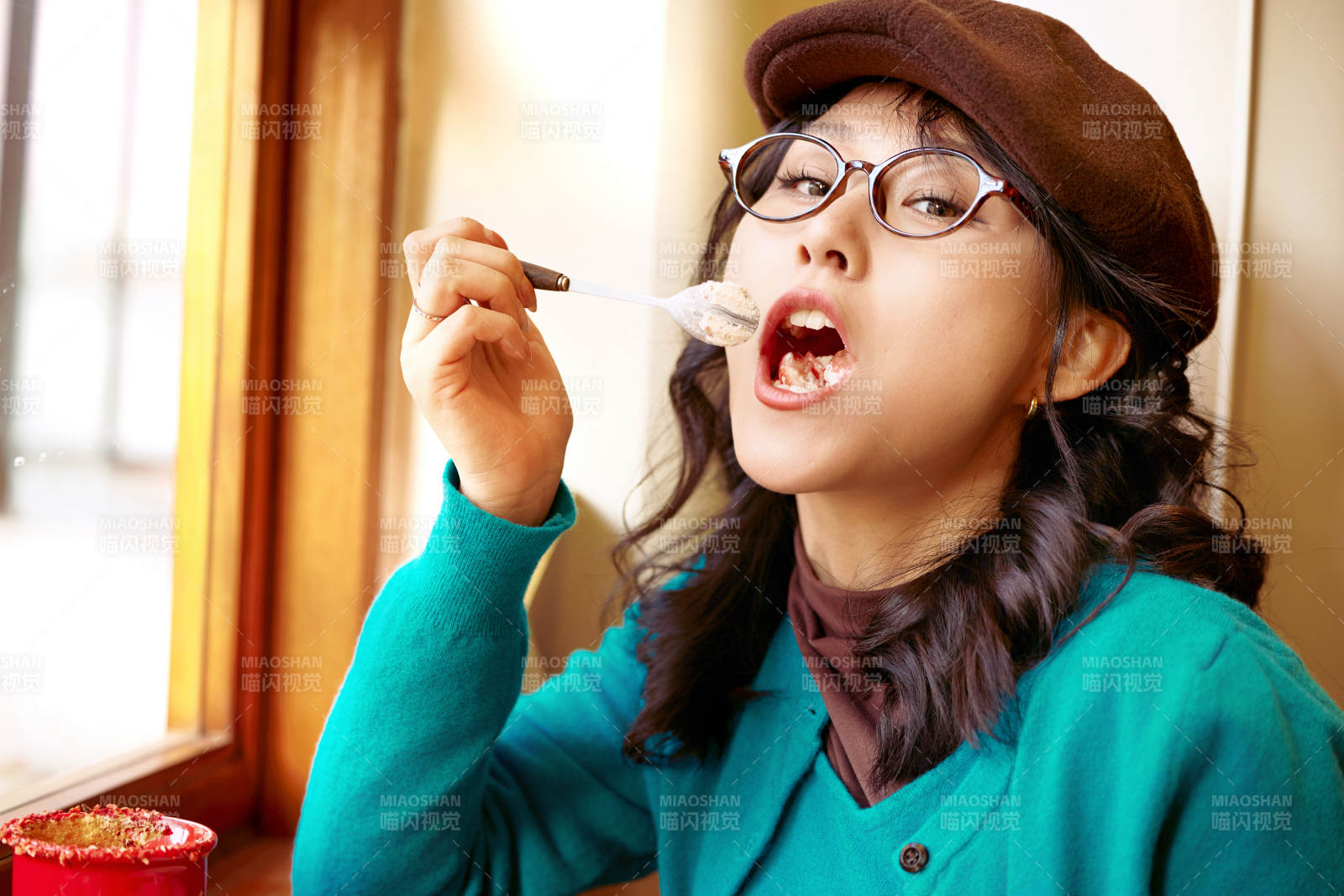 冬日午后坐在咖啡店吃蛋糕喝咖啡的亚洲美女图片