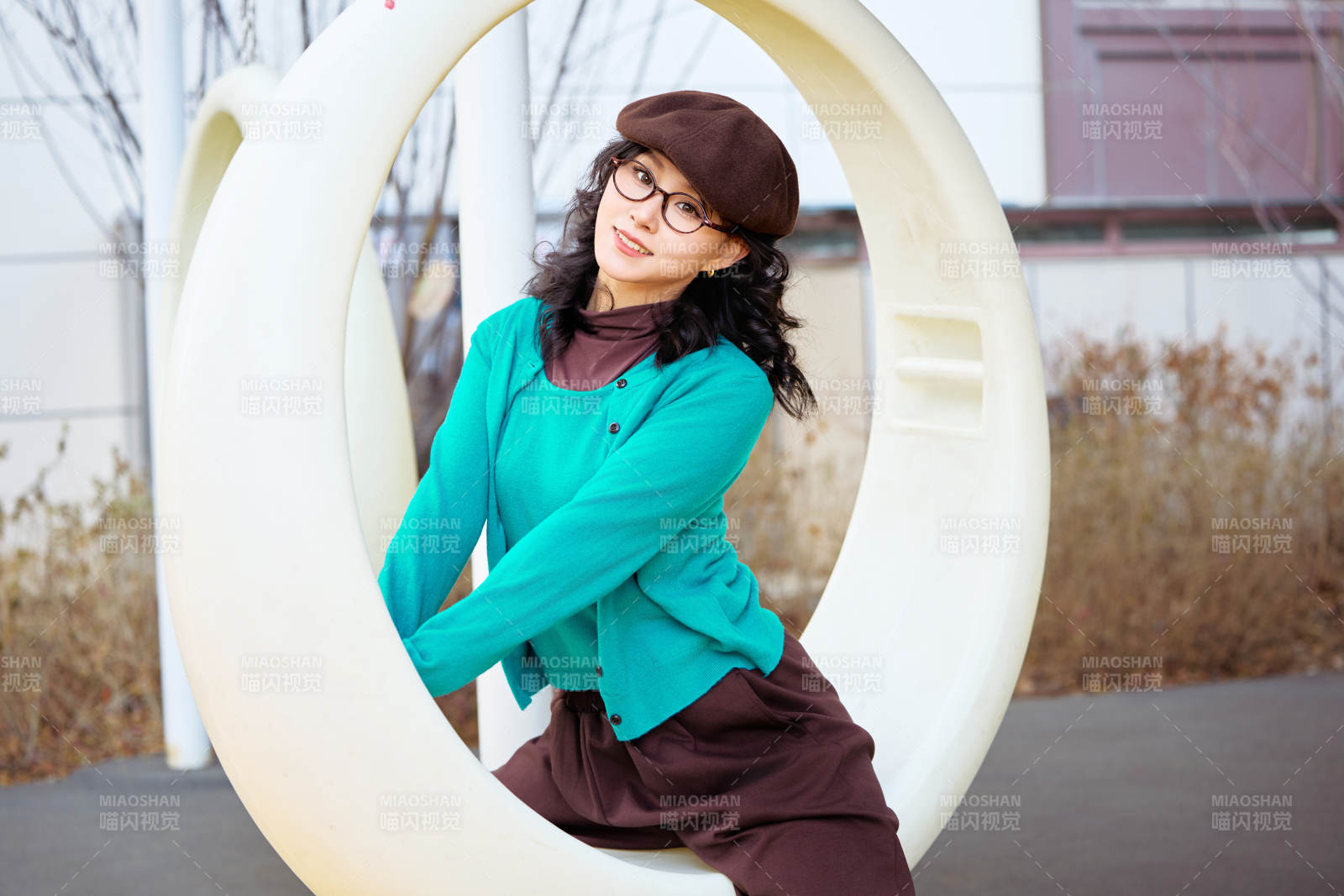 初冬季节在户外拍照的亚洲美女图片