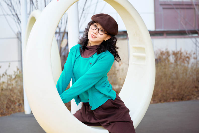 初冬季节在户外拍照的亚洲美女图片