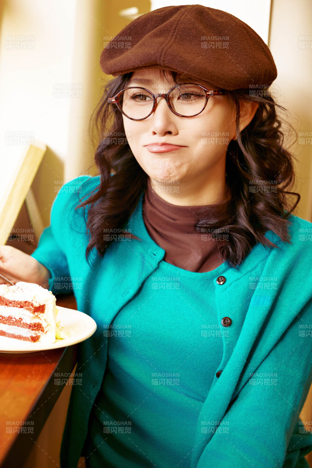 冬日午后坐在咖啡店吃蛋糕喝咖啡的亚洲美女图片