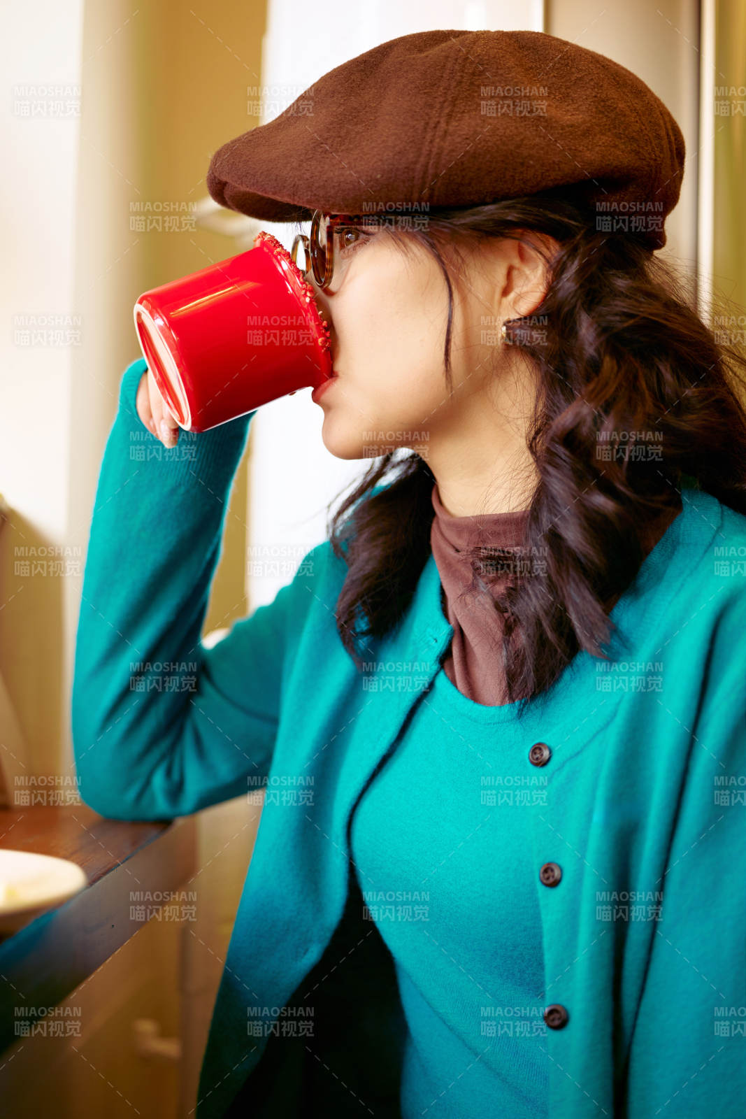 冬日午后坐在咖啡店吃蛋糕喝咖啡的亚洲美女图片