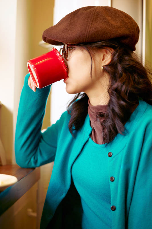 冬日午后坐在咖啡店吃蛋糕喝咖啡的亚洲美女图片