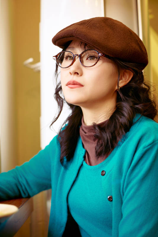 冬日午后坐在咖啡店吃蛋糕喝咖啡的亚洲美女图片