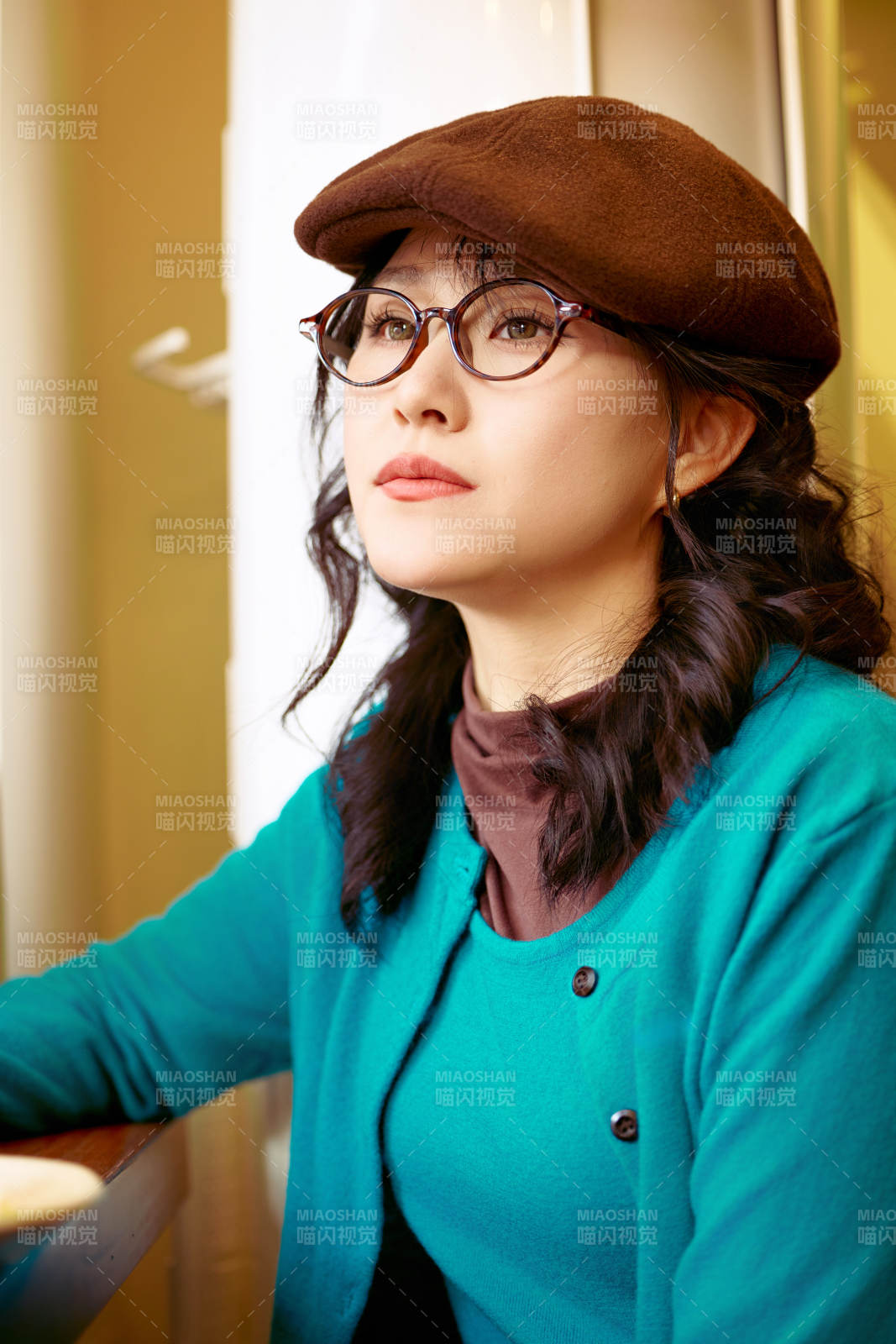 冬日午后坐在咖啡店吃蛋糕喝咖啡的亚洲美女图片