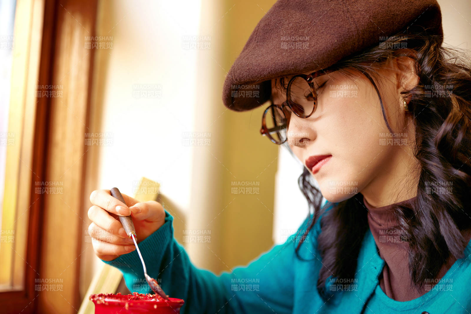 冬日午后坐在咖啡店吃蛋糕喝咖啡的亚洲美女图片