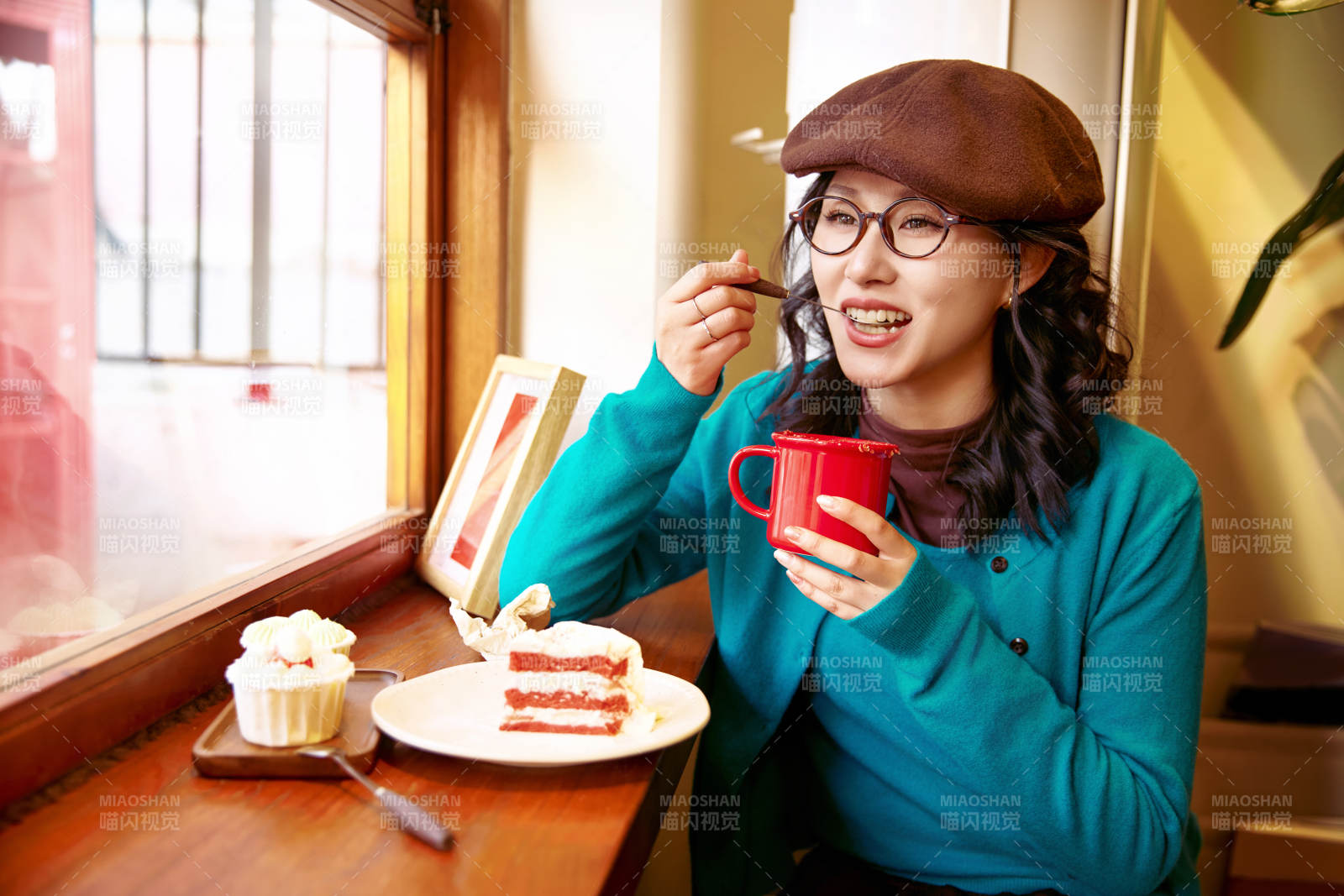 冬日午后坐在咖啡店吃蛋糕喝咖啡的亚洲美女图片