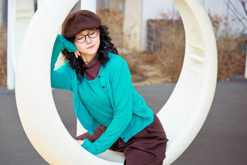 初冬季节在户外拍照的亚洲美女图片