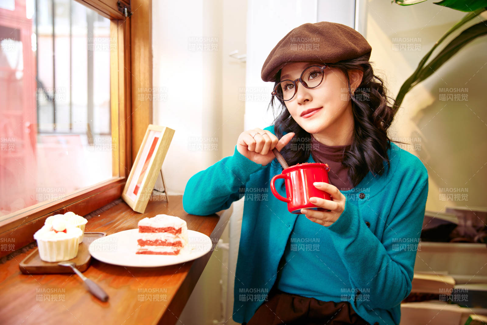 冬日午后坐在咖啡店吃蛋糕喝咖啡的亚洲美女图片