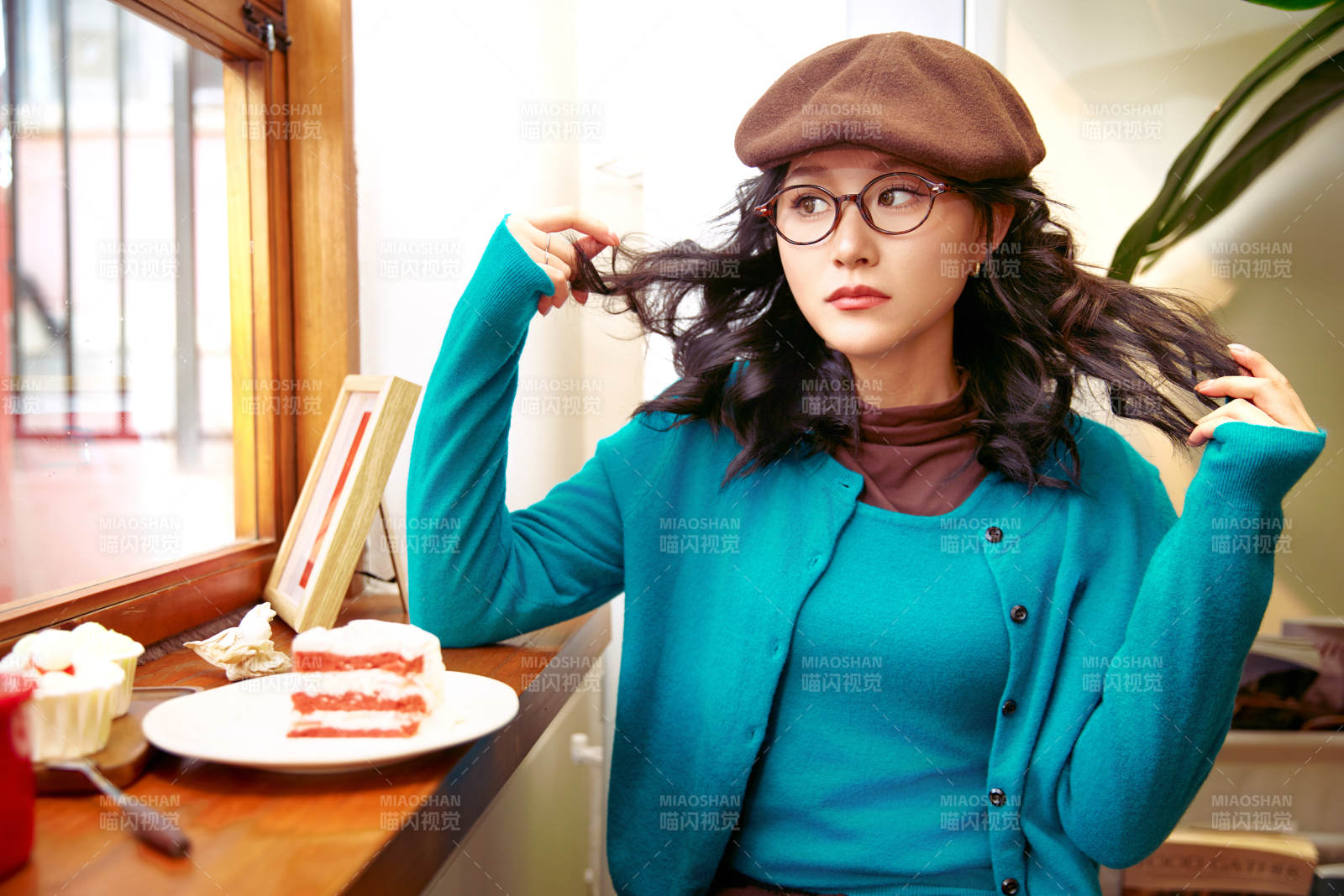 冬日午后坐在咖啡店吃蛋糕喝咖啡的亚洲美女图片