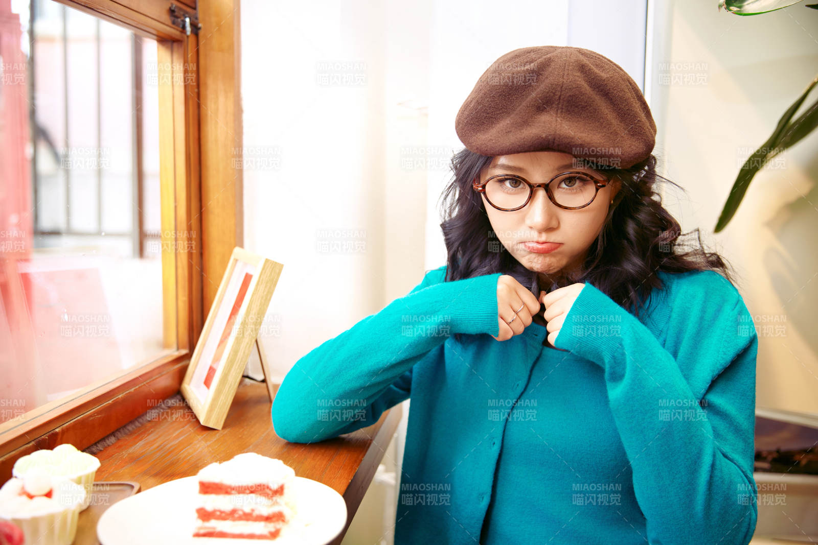 冬日午后坐在咖啡店吃蛋糕喝咖啡的亚洲美女图片