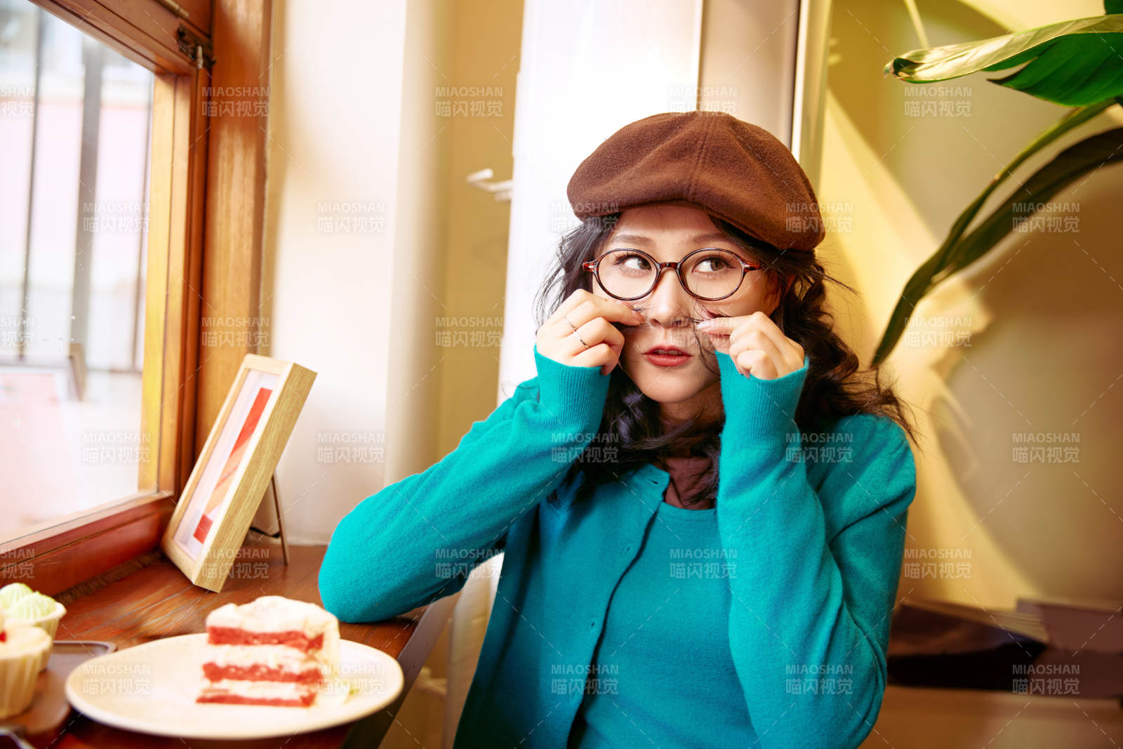 冬日午后坐在咖啡店吃蛋糕喝咖啡的亚洲美女图片