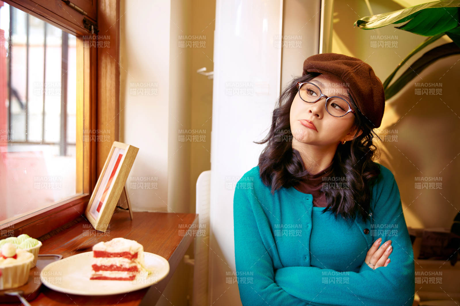 冬日午后坐在咖啡店吃蛋糕喝咖啡的亚洲美女图片