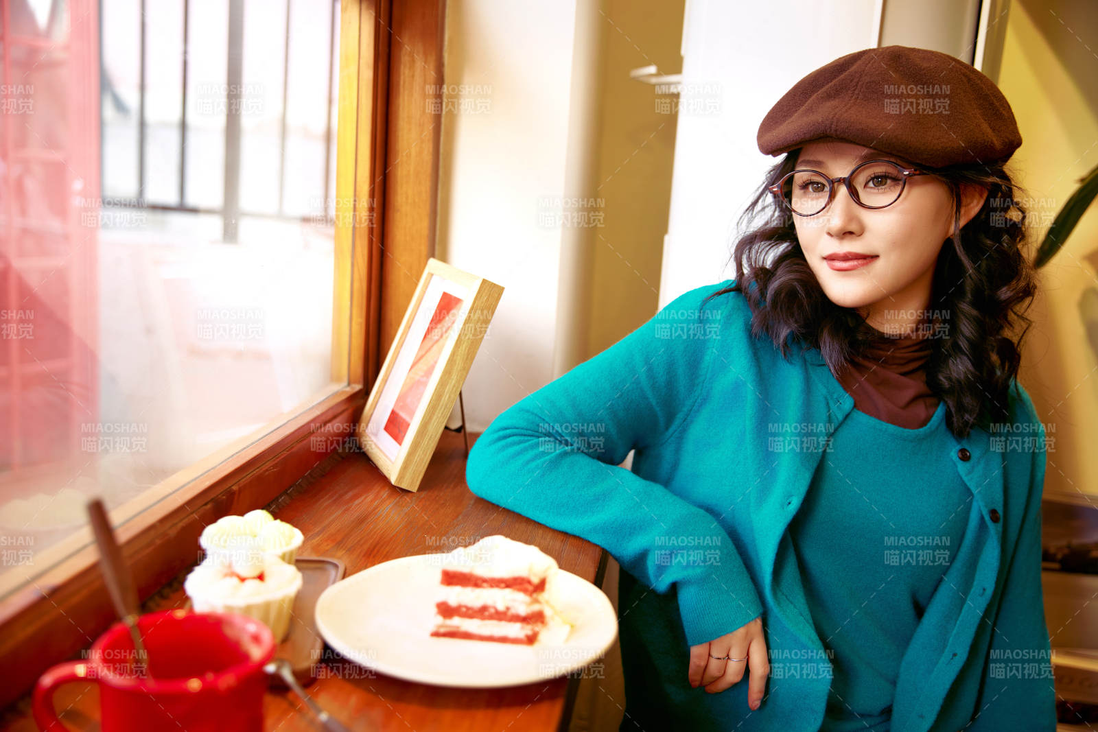 冬日午后坐在咖啡店吃蛋糕喝咖啡的亚洲美女图片