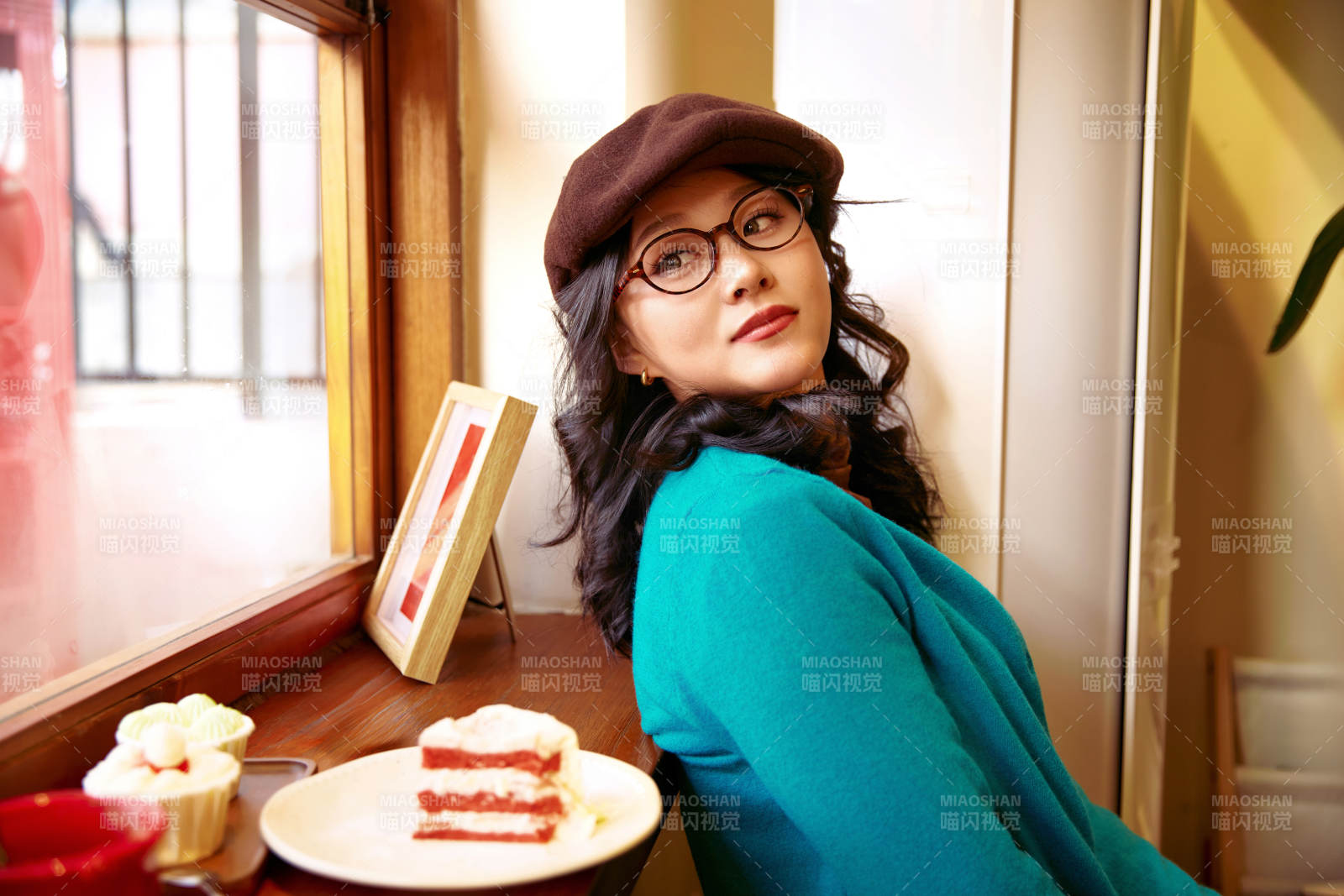 冬日午后坐在咖啡店吃蛋糕喝咖啡的亚洲美女图片