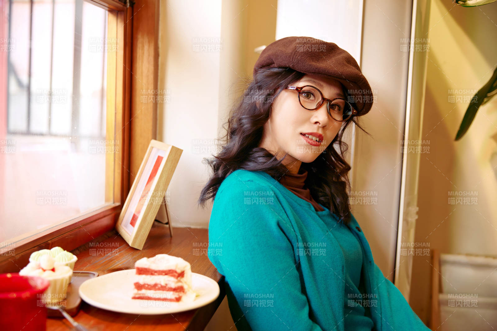 冬日午后坐在咖啡店吃蛋糕喝咖啡的亚洲美女图片