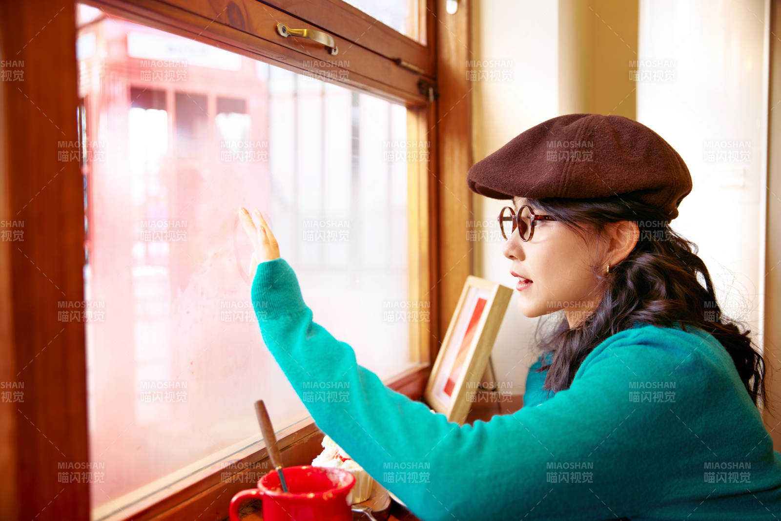 冬日午后坐在咖啡店吃蛋糕喝咖啡的亚洲美女图片