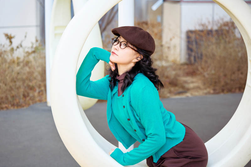 初冬季节在户外拍照的亚洲美女图片