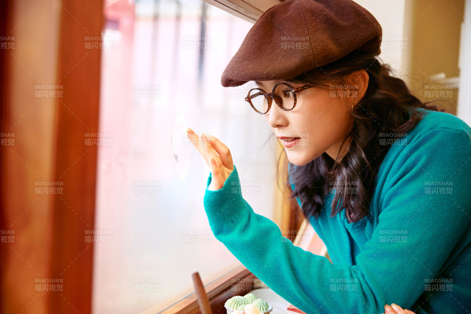 冬日午后坐在咖啡店吃蛋糕喝咖啡的亚洲美女图片