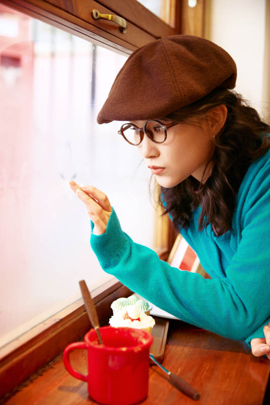 冬日午后坐在咖啡店吃蛋糕喝咖啡的亚洲美女图片